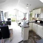Dom wakacyjny Applegrove Country Park, Scarborough With Private Hot Tubs Burniston