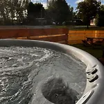 펜션 Applegrove Country Park, Scarborough With Private Hot Tubs 버니스턴